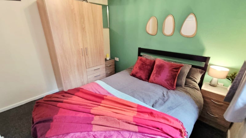 Room Carlton Place in Farnworth