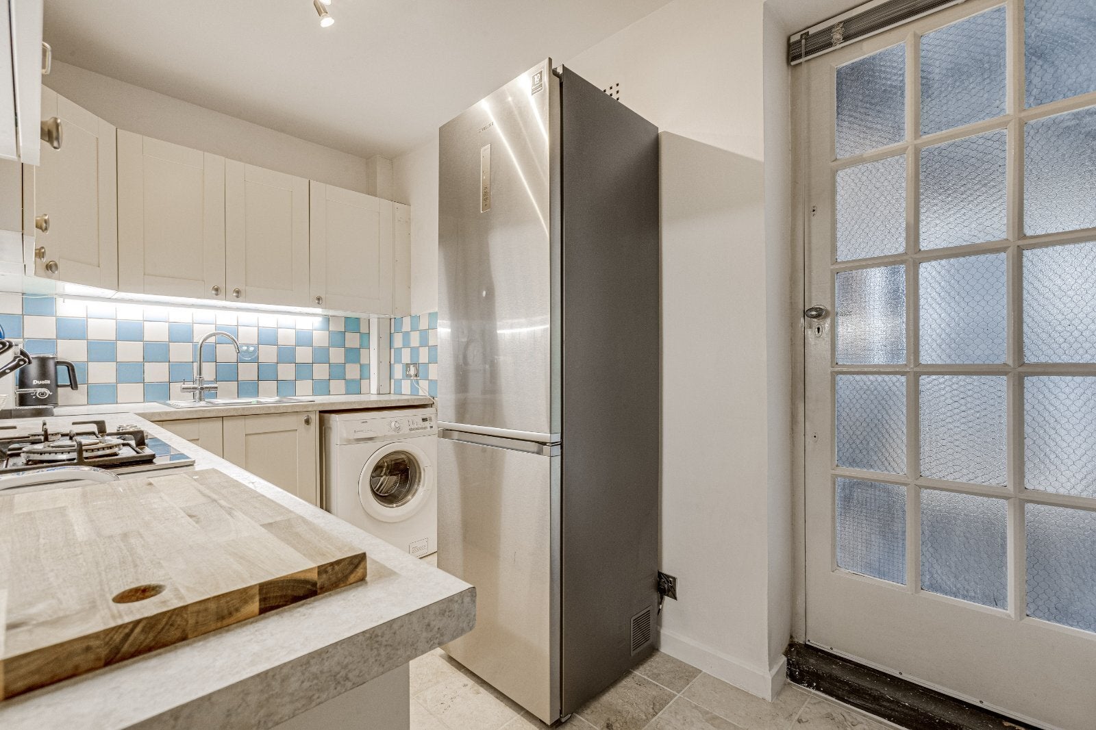 Flat Keswick Road in Greater London
