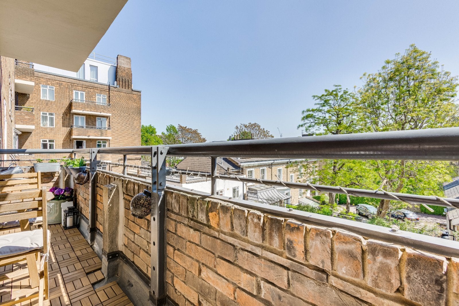 Flat Keswick Road in Greater London