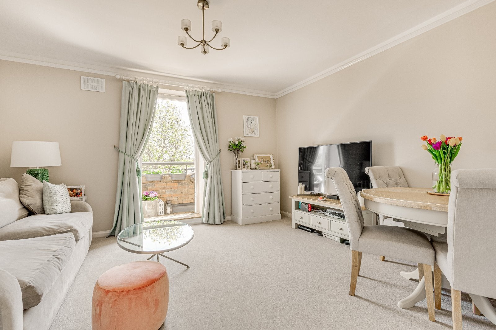 Flat Keswick Road in Greater London