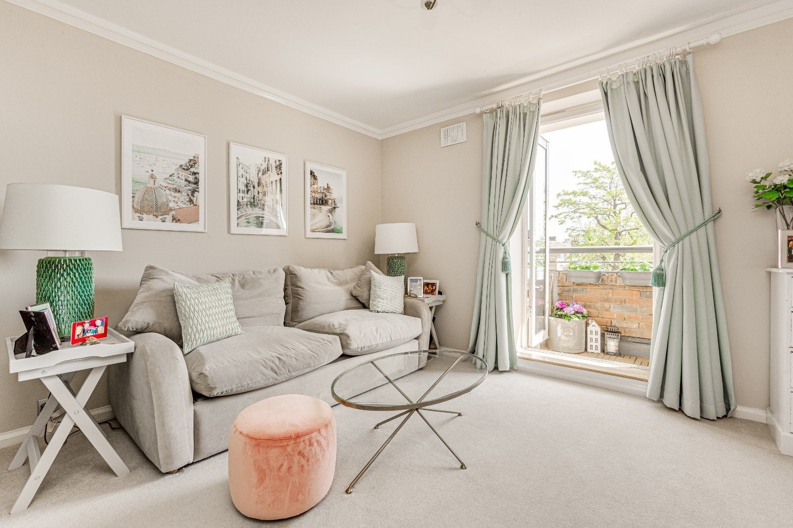Flat Keswick Road in Greater London