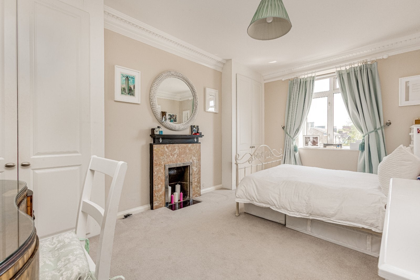 Flat Keswick Road in Greater London