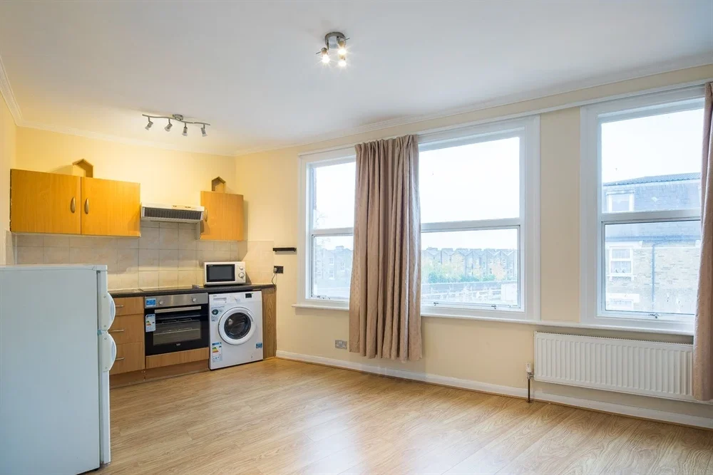 Flat Bedford Hill in Greater London