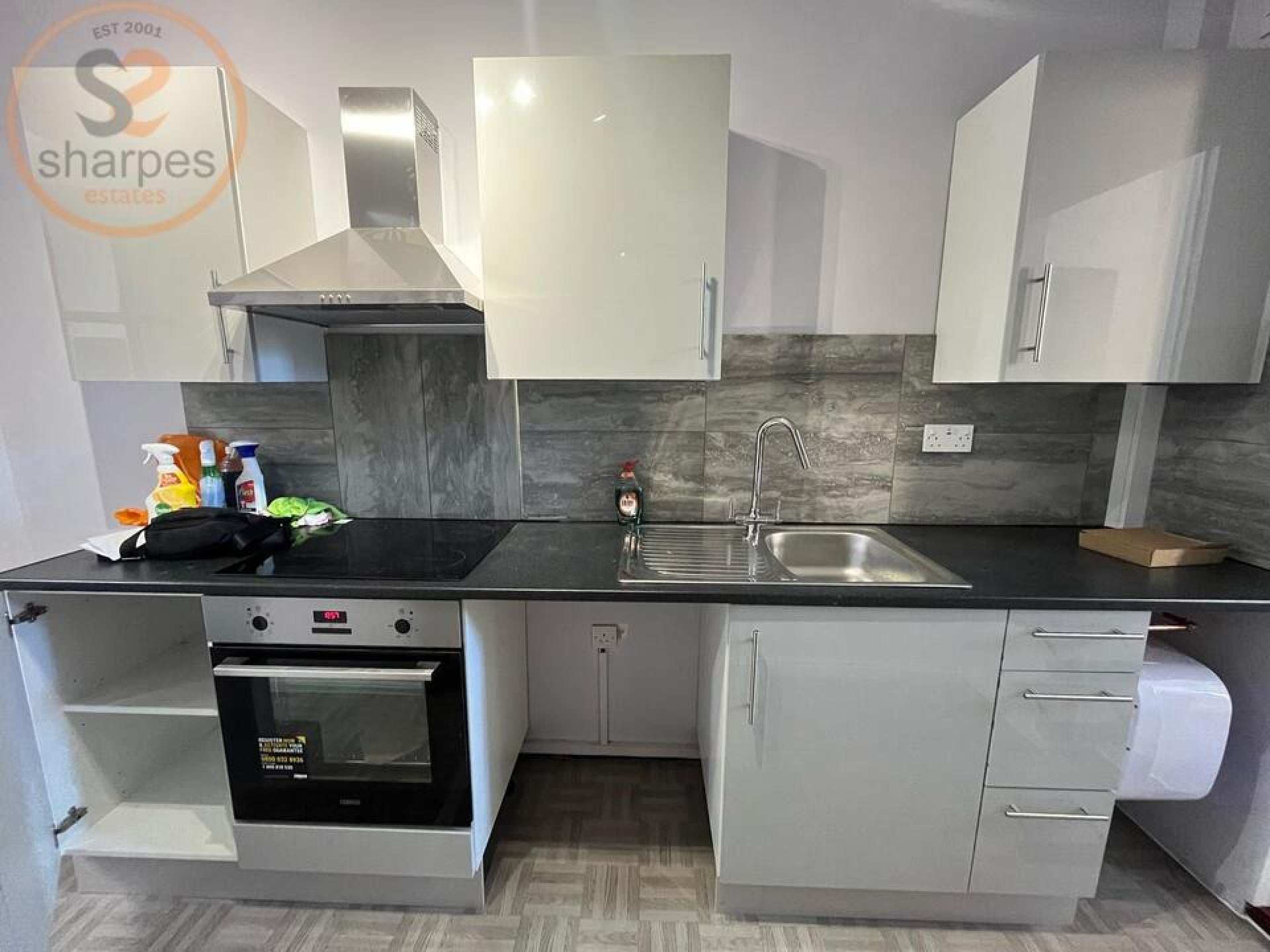 Flat Garratt Lane in Greater London
