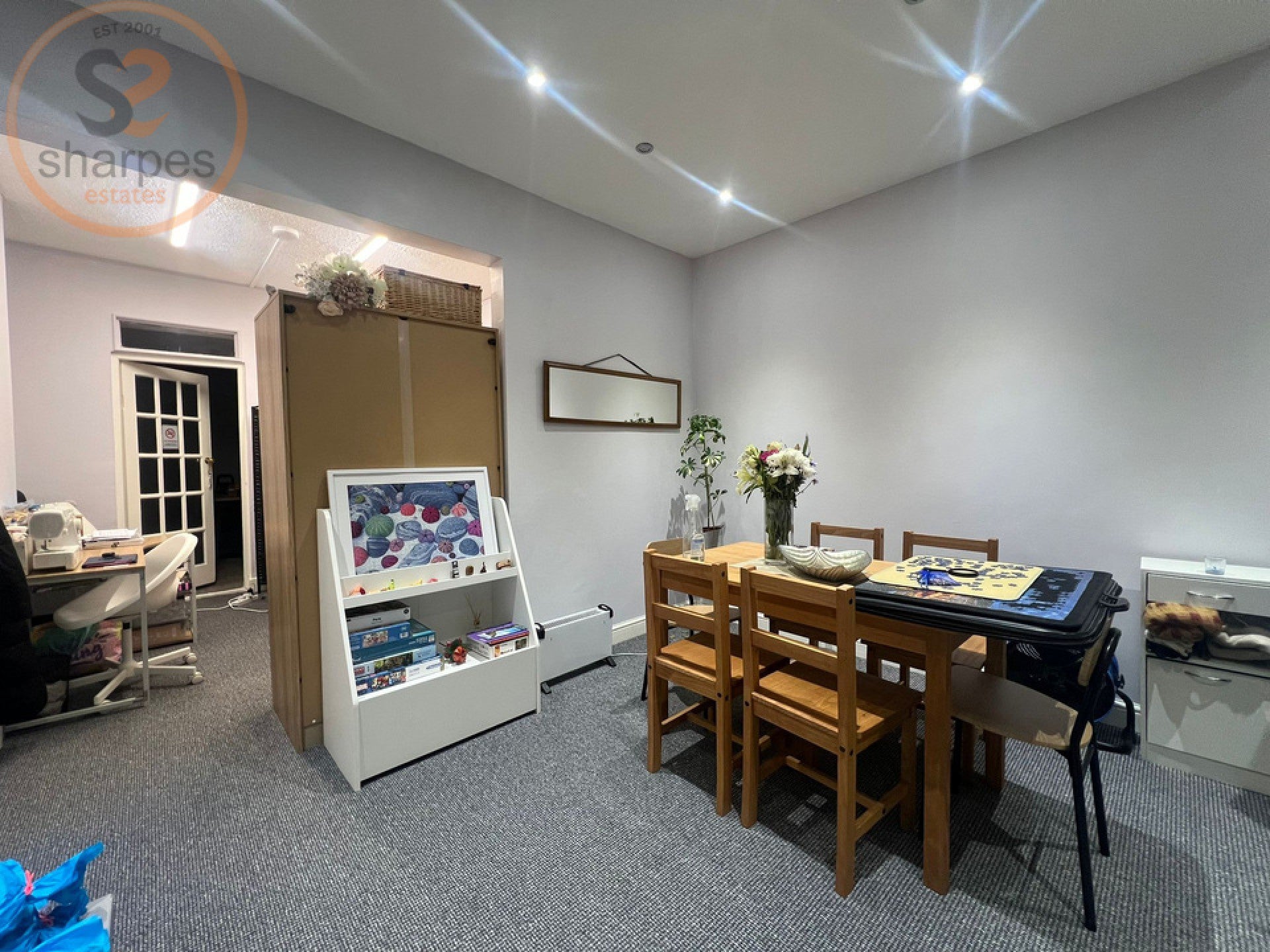 Flat Garratt Lane in Greater London