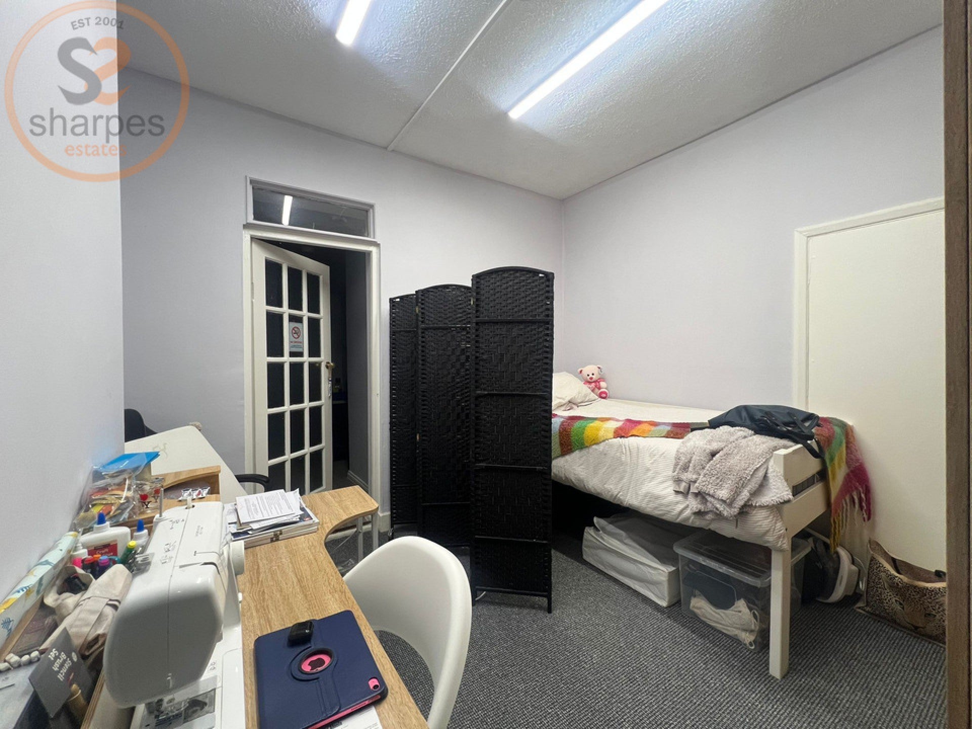 Flat Garratt Lane in Greater London