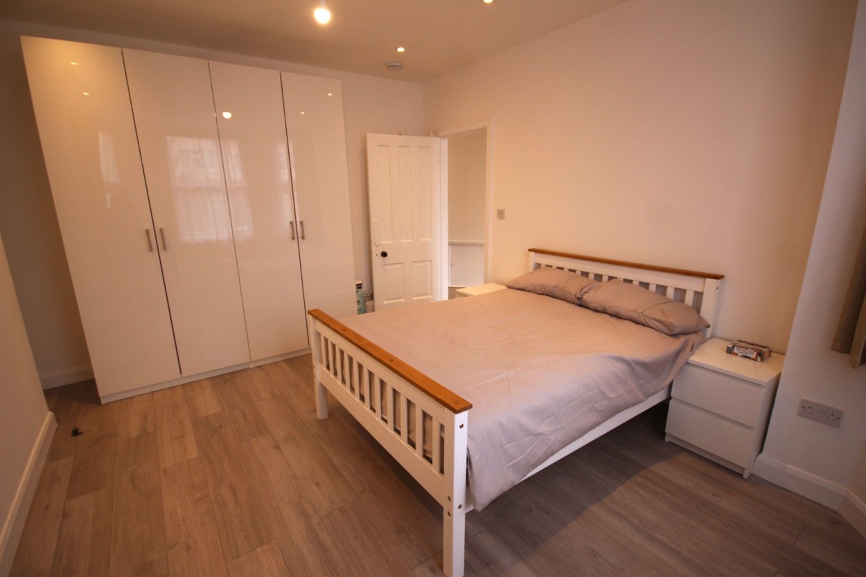 Flat Beatrice Avenue in Greater London