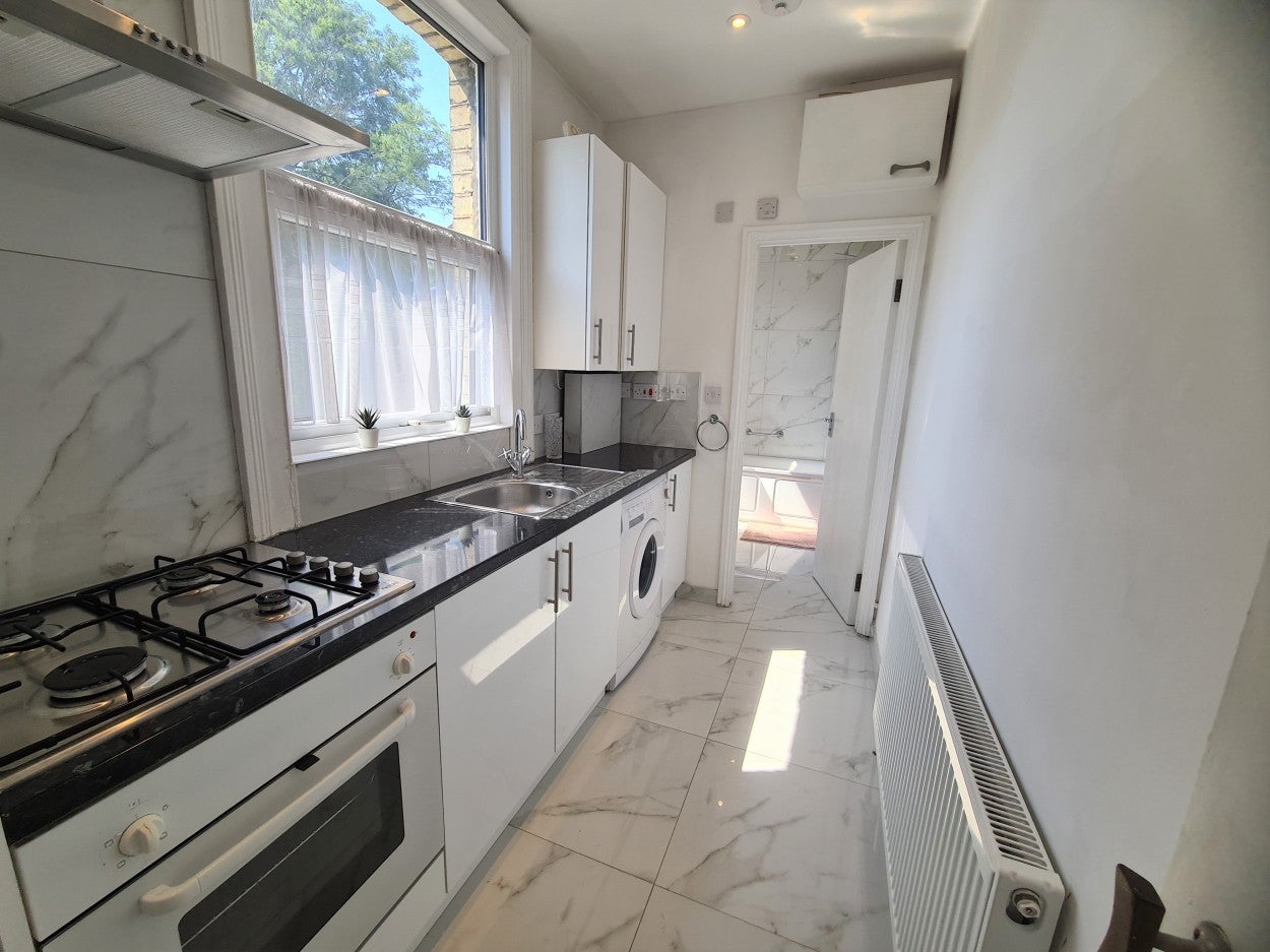 Flat Beatrice Avenue in Greater London
