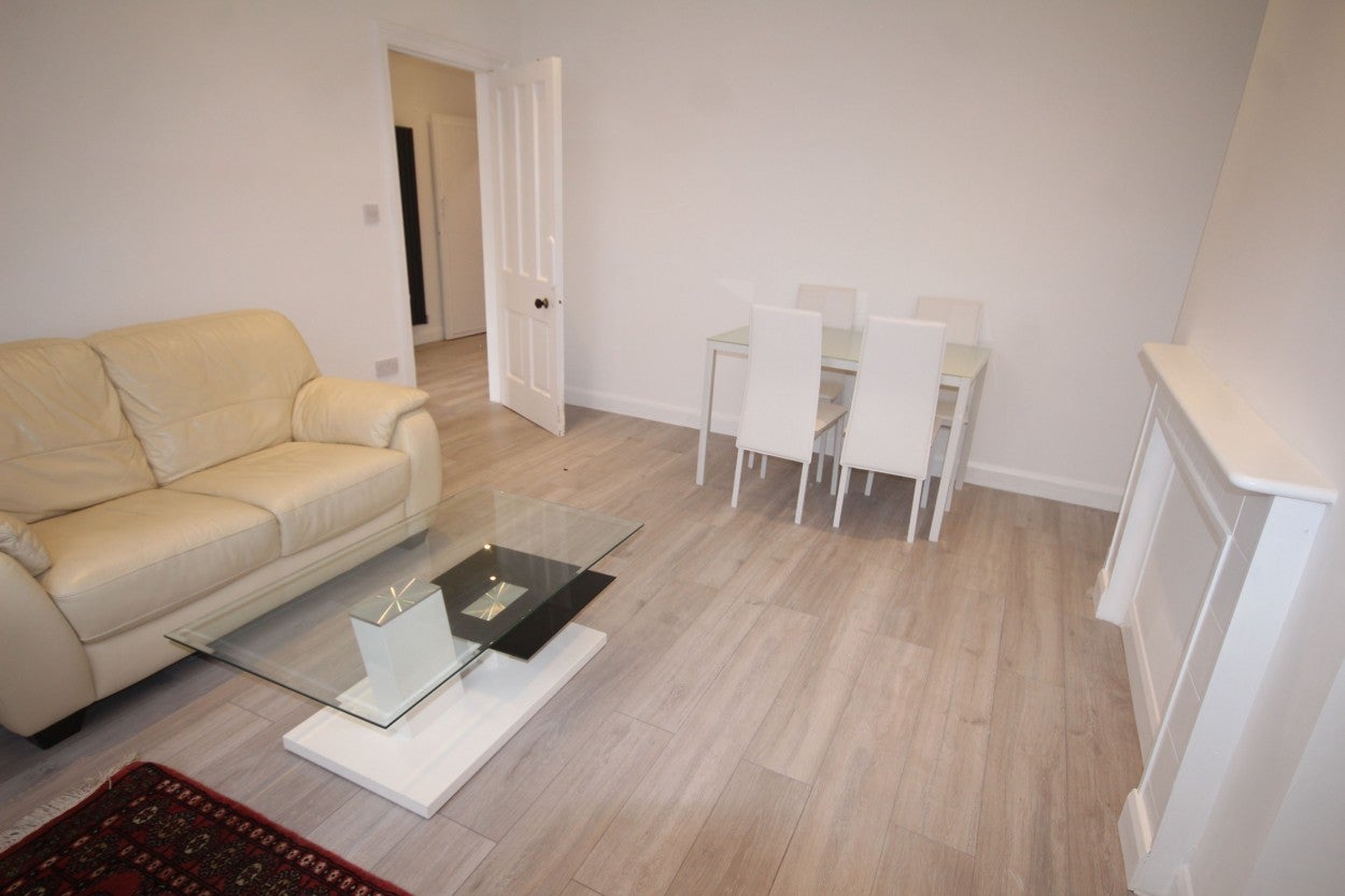 Flat Beatrice Avenue in Greater London