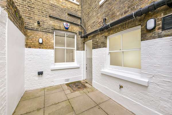 Flat Robinson Street in Greater London