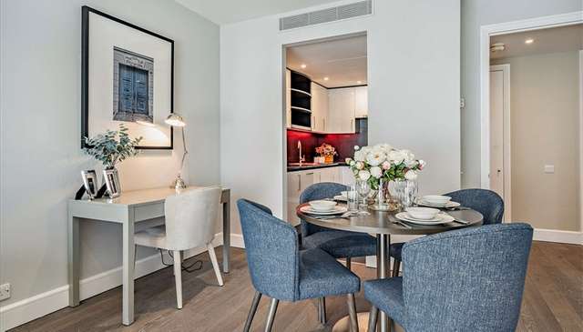 Flat Westferry Circus in Greater London
