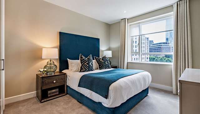 Flat Westferry Circus in Greater London
