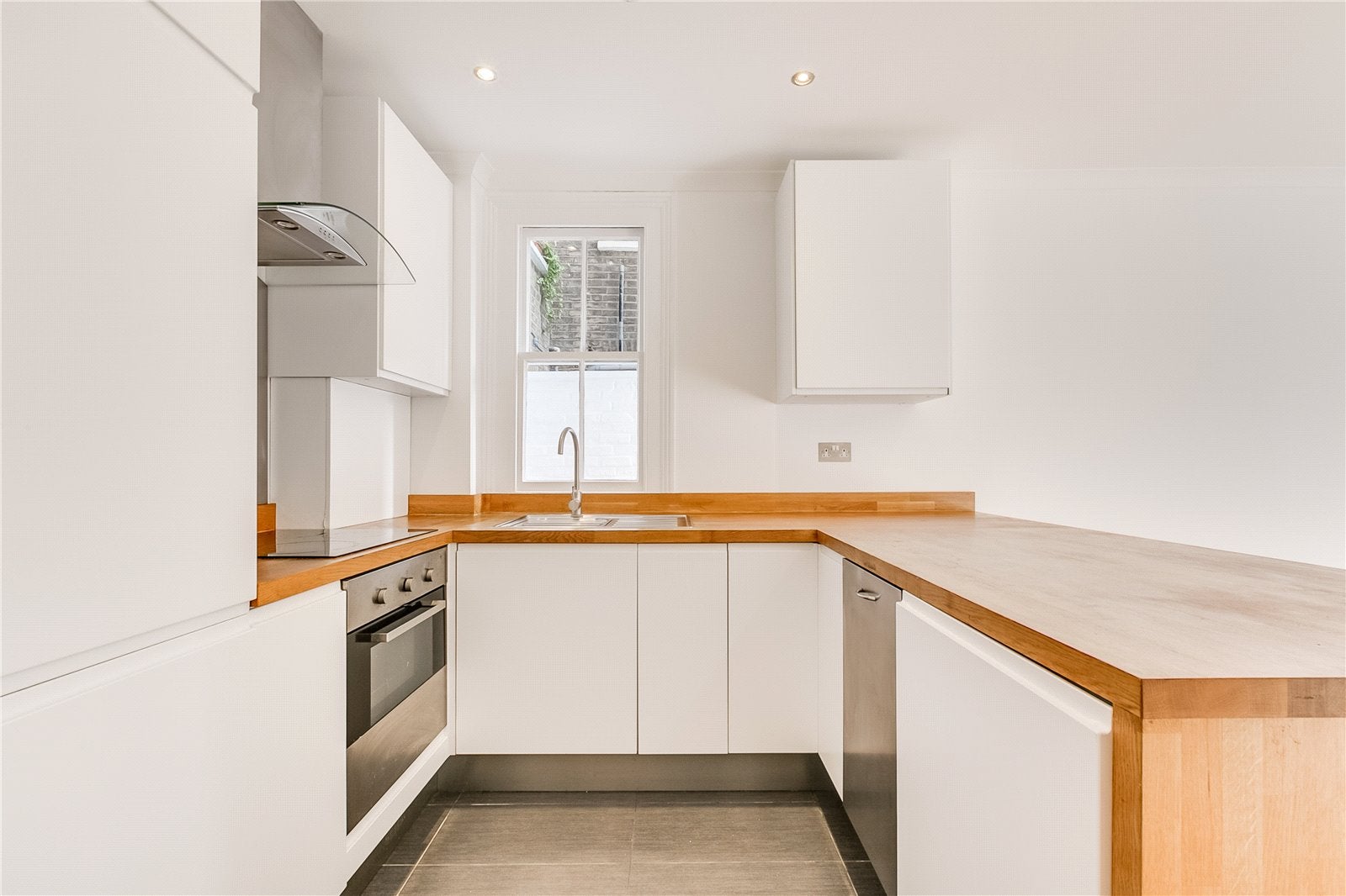 Flat Dawes Road in Greater London