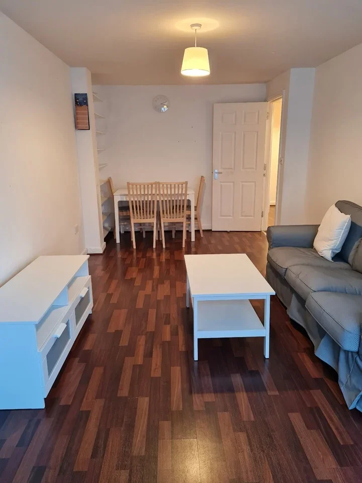 Flat Westferry Road in Greater London