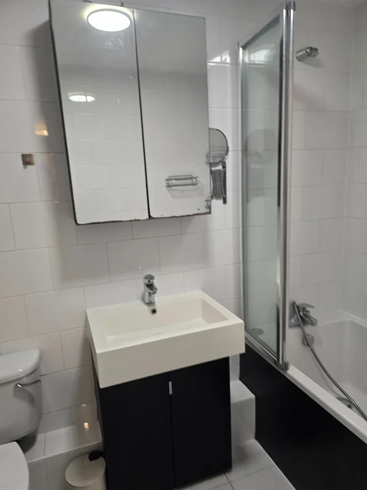 Flat Westferry Road in Greater London