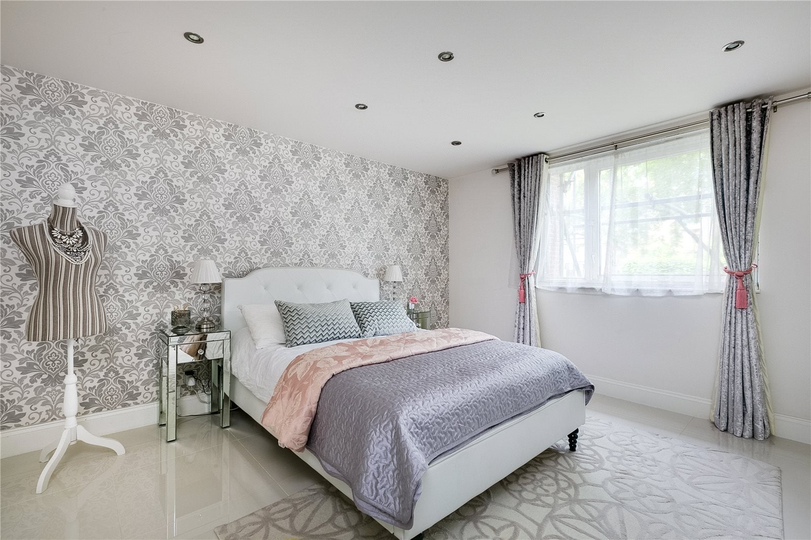 Flat Thorndike Close in Greater London