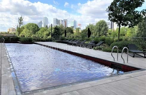 Flat City Island Way in Greater London