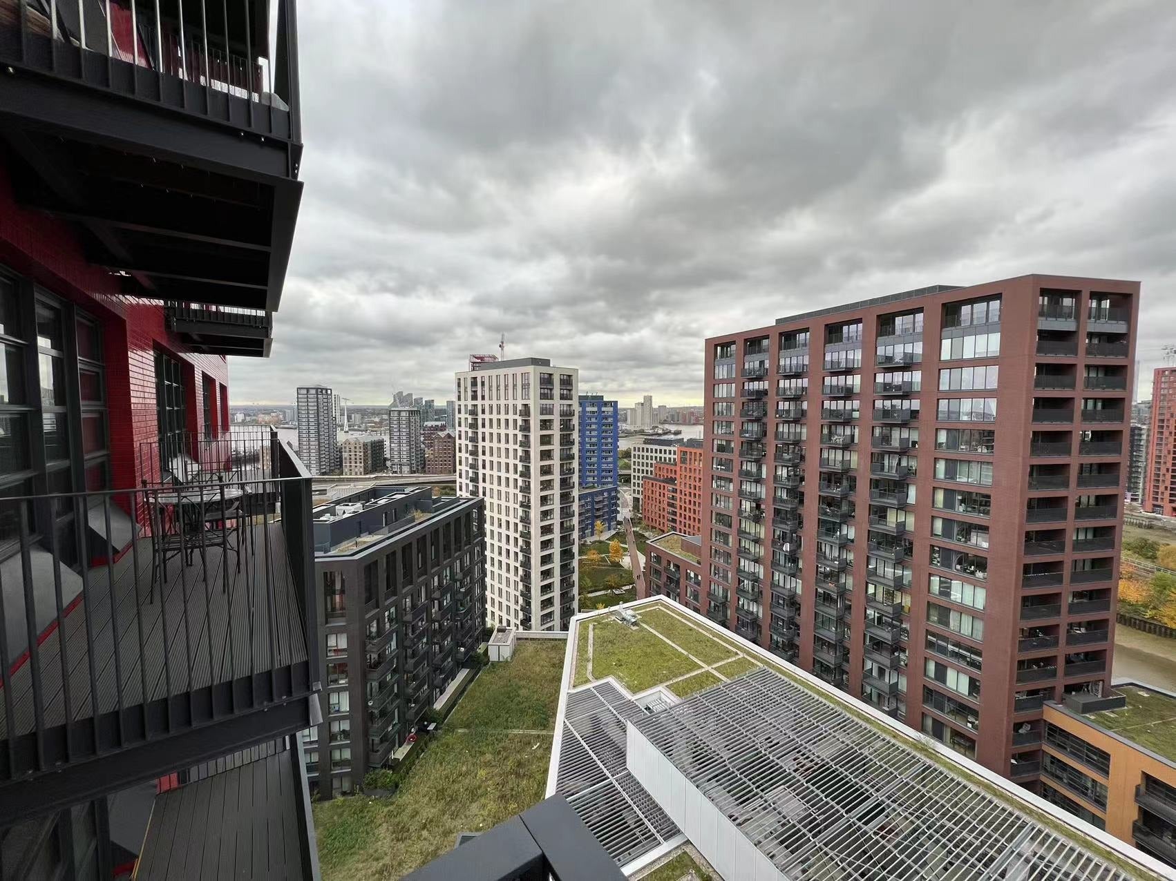 Flat City Island Way in Greater London