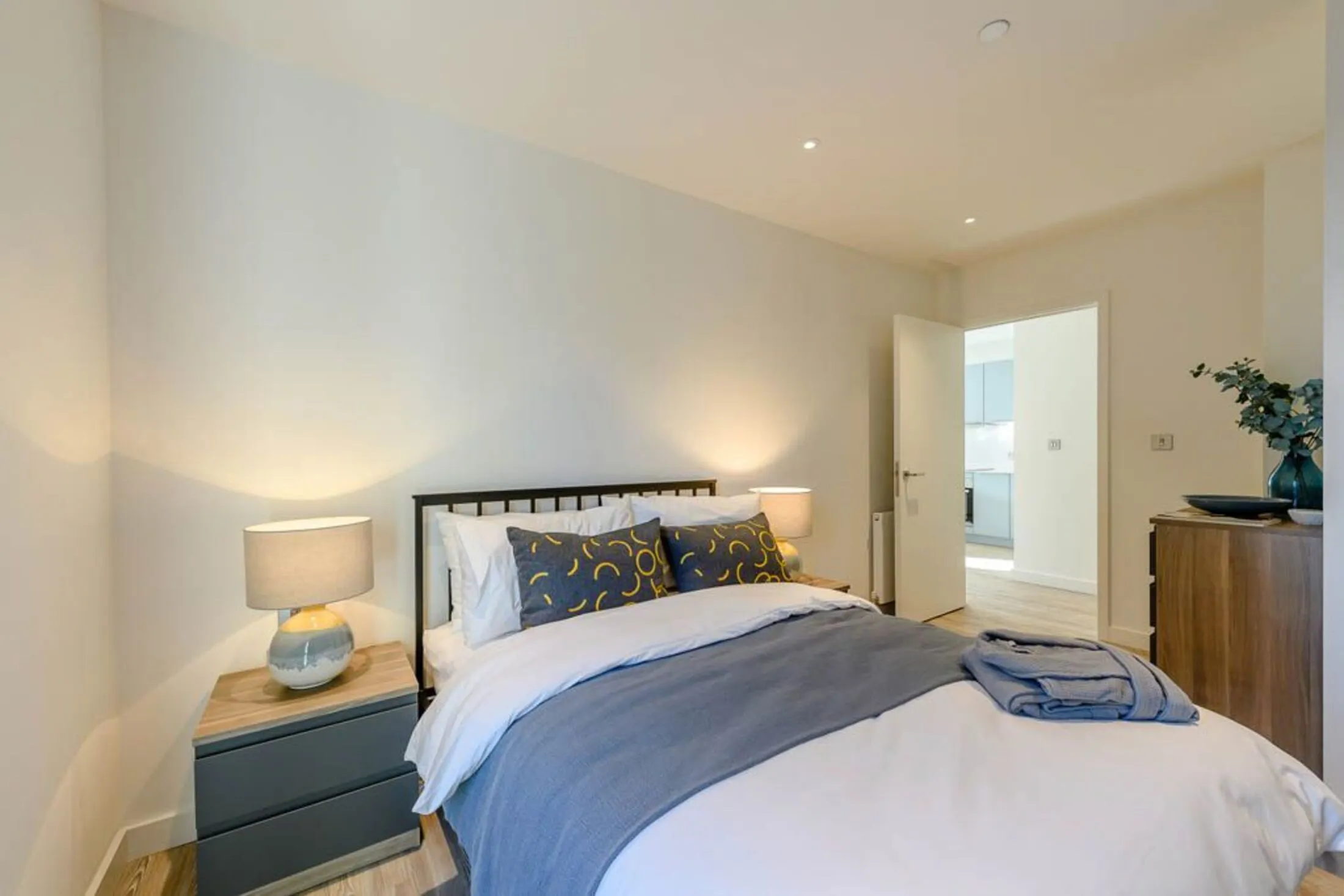 Flat Weaver Walk in Greater London