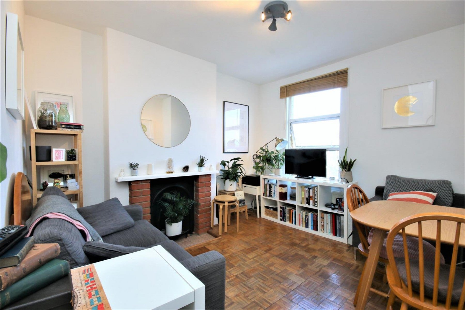 Flat Ambler Road in Greater London