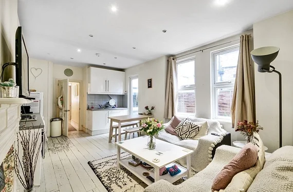 Flat Hydethorpe Road in Greater London