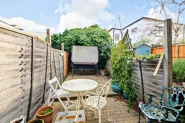 Flat Hydethorpe Road in Greater London