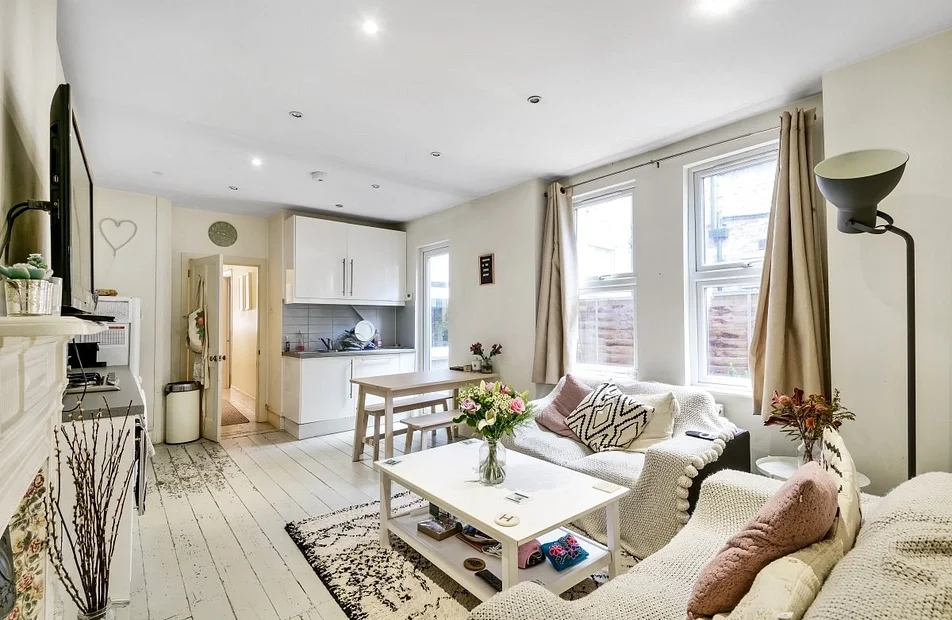 Flat Hydethorpe Road in Greater London
