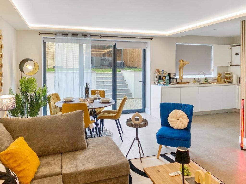House Monkfrith Way in Greater London