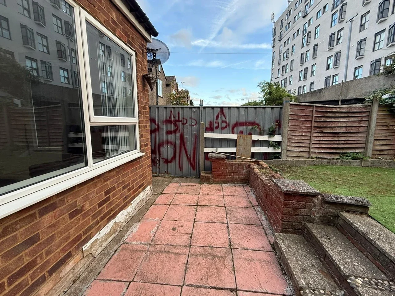 House Tenby Close in Greater London