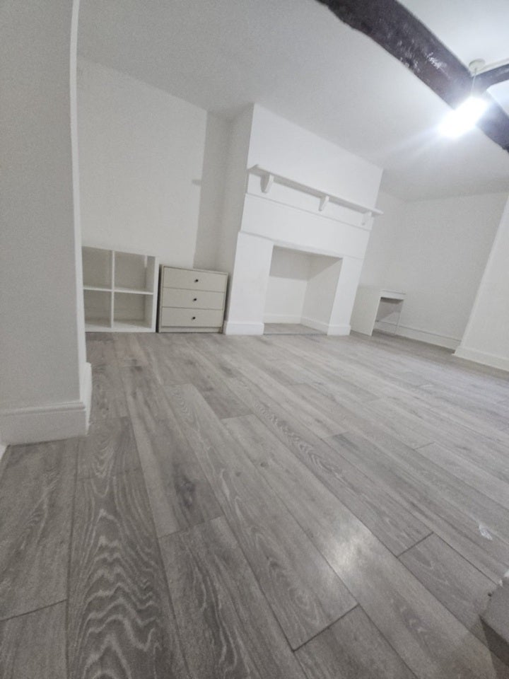 Flat Fawn's Manor Close in Greater London