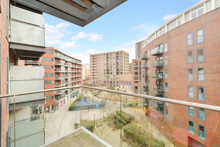 Flat Surrey Quays Road in Greater London
