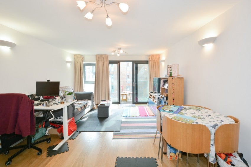 Flat Surrey Quays Road in Greater London