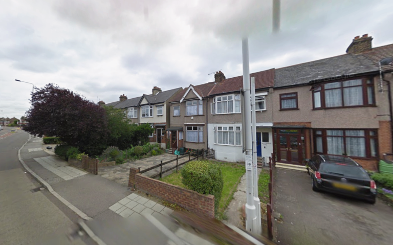 Flat Fencepiece Road in Greater London