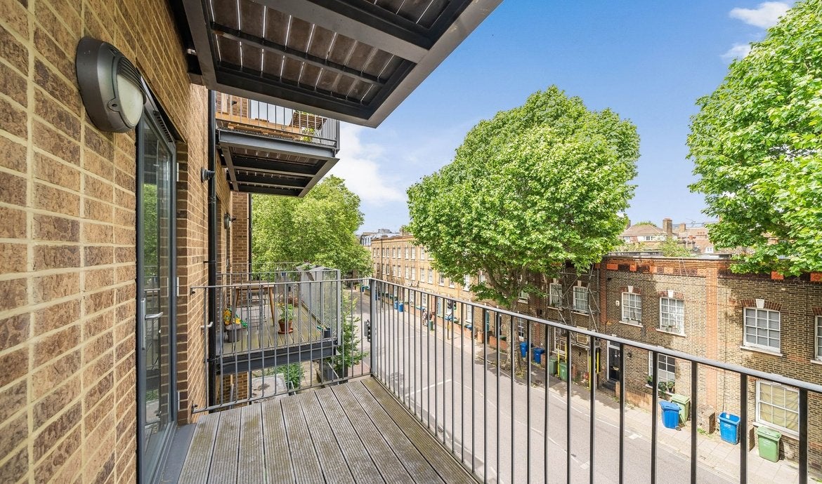 Flat Grange Road in Greater London