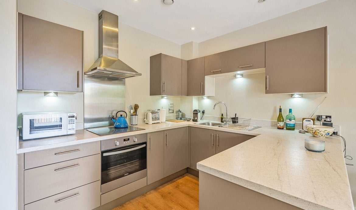 Flat Grange Road in Greater London