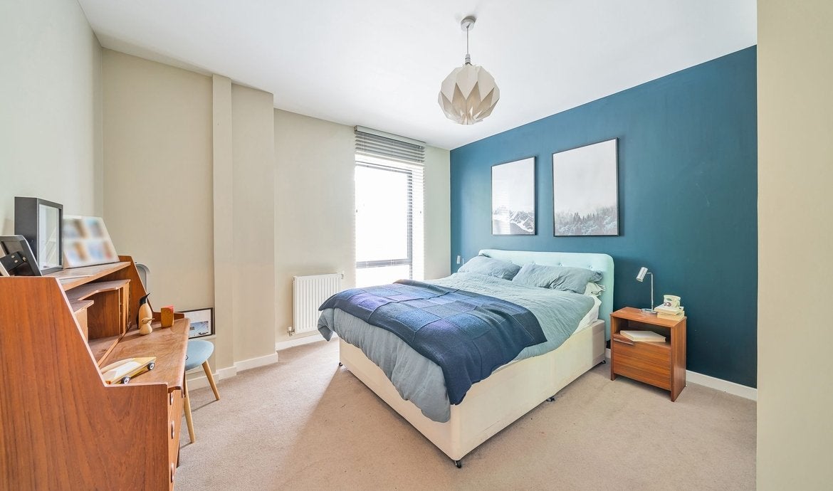 Flat Grange Road in Greater London