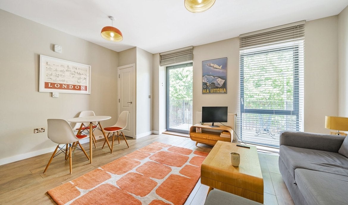 Flat Grange Road in Greater London