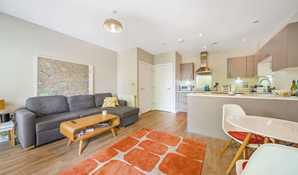Flat Grange Road in Greater London