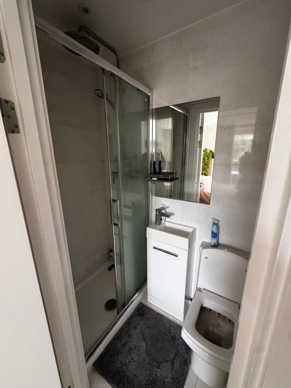 Room Ellingfort Road in Greater London