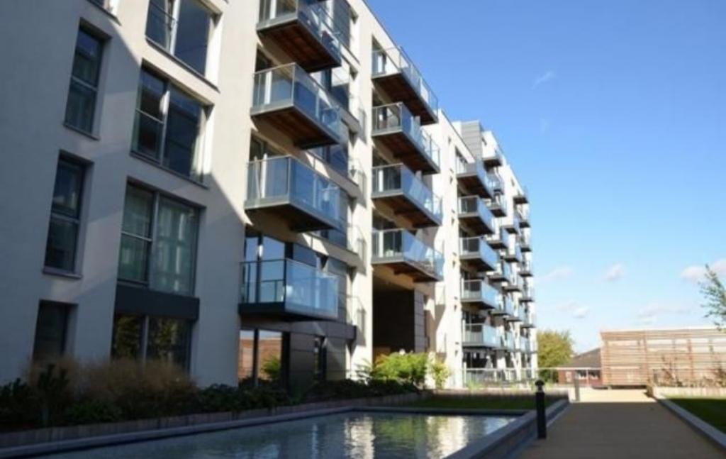 Flat Station Approach in Greater London