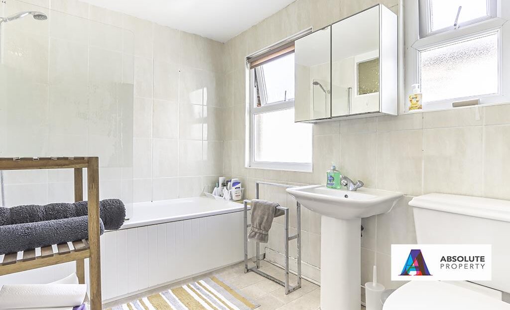 Flat Squires Lane in Greater London