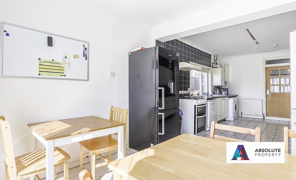 Flat Squires Lane in Greater London
