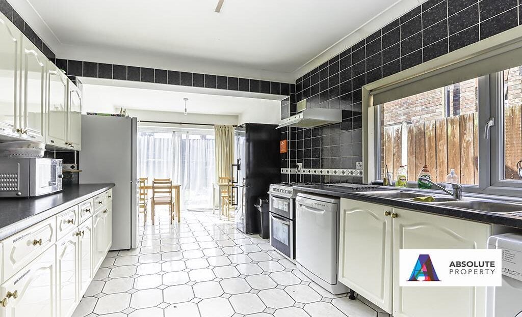 Flat Squires Lane in Greater London