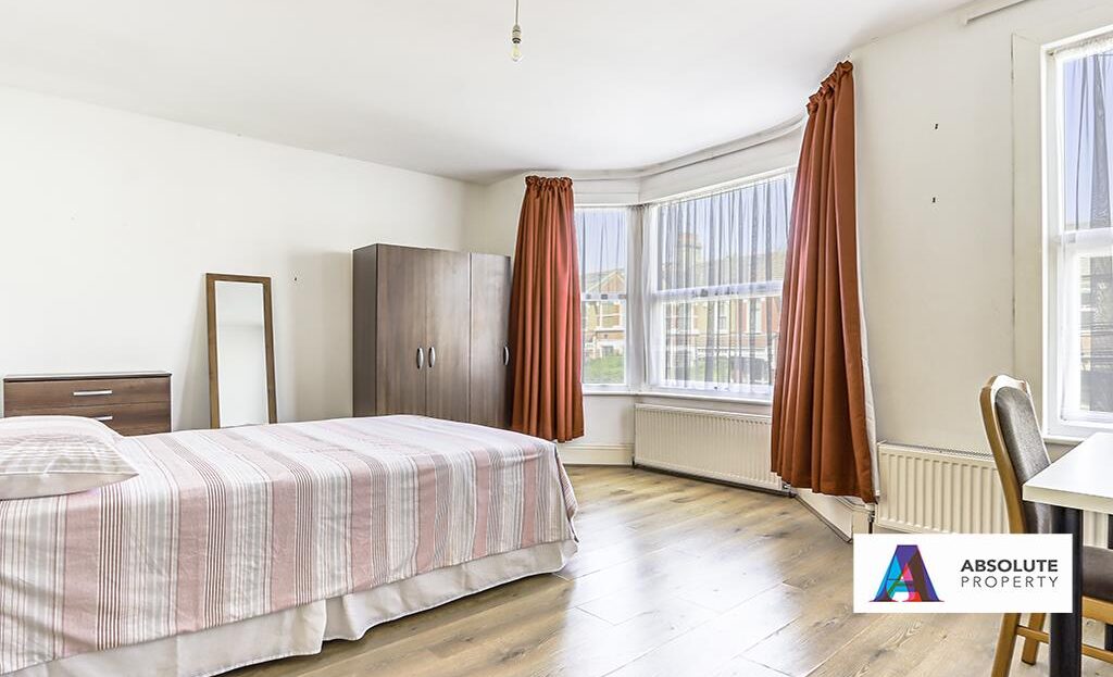 Flat Squires Lane in Greater London