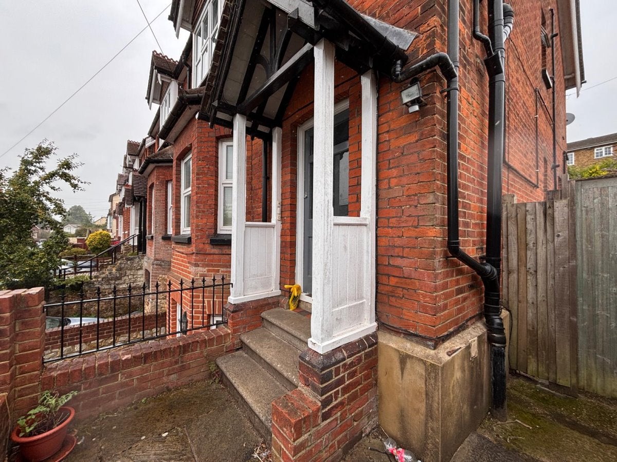 Flat Grovehill Road in Reigate and Banstead