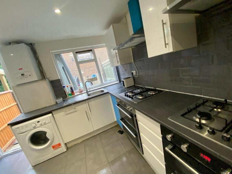 Room Nightingale Vale in Greater London