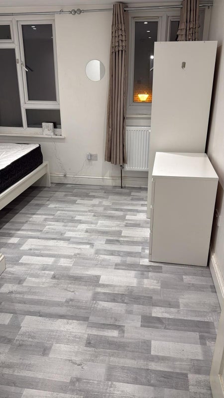 Room Nightingale Vale in Greater London
