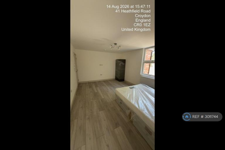 Room Heathfield Road in Greater London