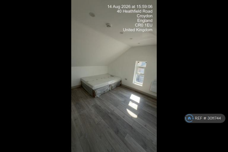 Room Heathfield Road in Greater London