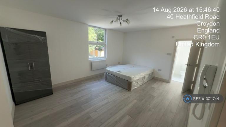 Room Heathfield Road in Greater London